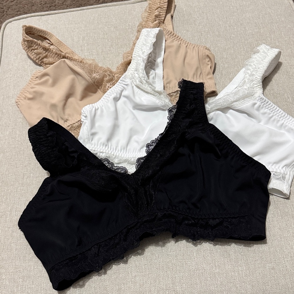 Breezies 3 Pack of Bras-No Wire/No Padding-3 Hook Back-Lace Detail-Sz Large-EUC - Picture 2 of 16